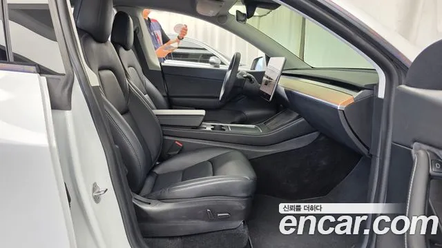 Tesla Model Y — Фото автомобиля 16