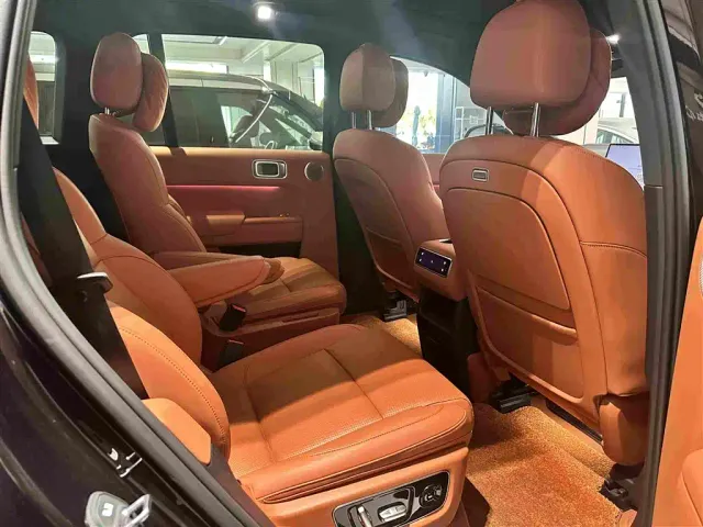 Li Auto L8 — Фото автомобиля 12