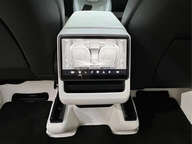 Tesla Model Y — Фото автомобиля 17