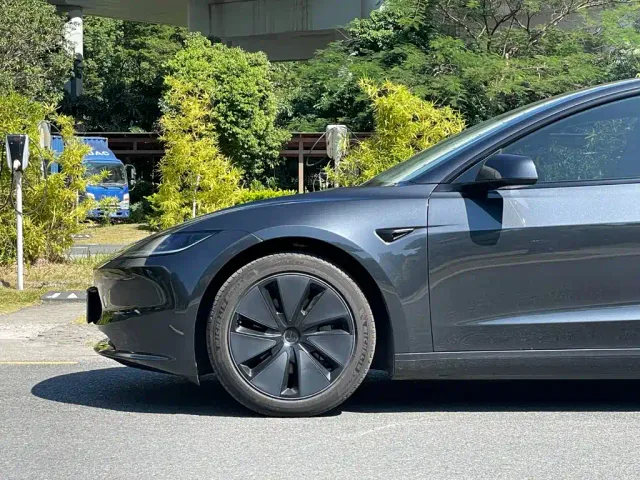 Tesla Model 3 — Фото автомобиля 5