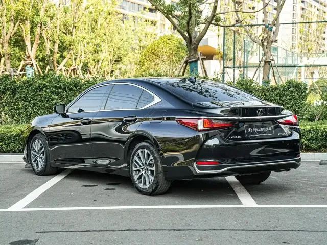 Lexus ES — Фото автомобиля 6