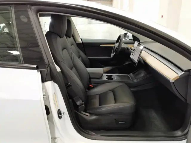 Tesla Model 3 — Фото автомобиля 23