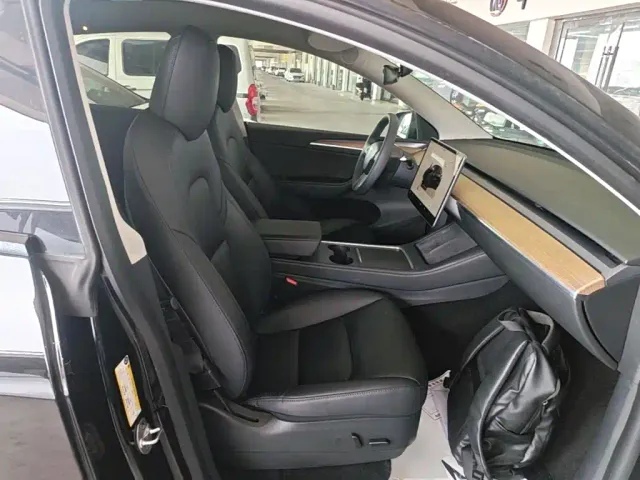 Tesla Model Y — Фото автомобиля 24