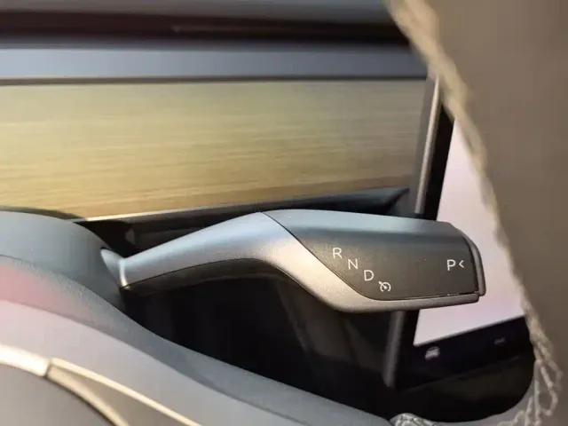 Tesla Model Y — Фото автомобиля 13