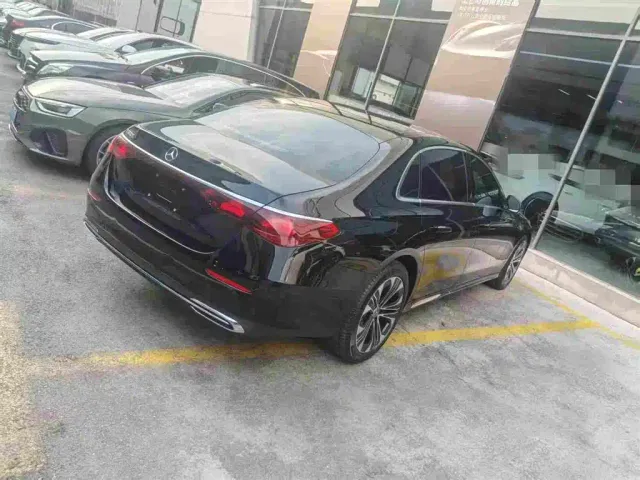 Mercedes-Benz E-Class — Фото автомобиля 2
