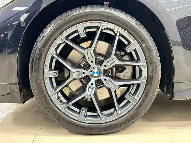 BMW BMW 3 Series 2025 330Li M Sport Night Edition — Фото автомобиля 24