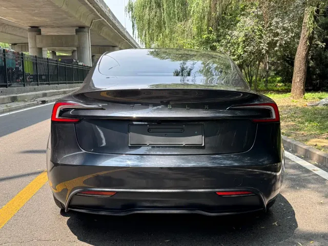 Tesla Model 3 — Фото автомобиля 15