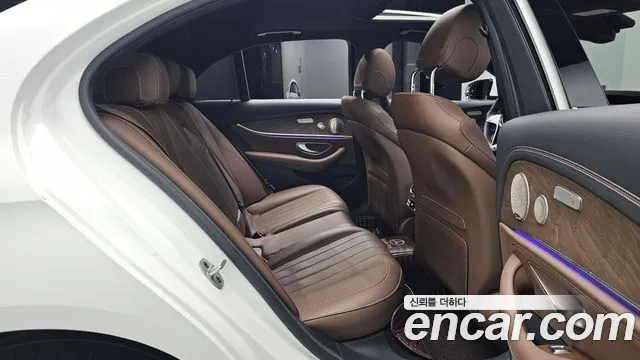 Mercedes-Benz E-Class — Фото автомобиля 2