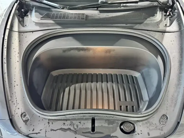Tesla Model 3 — Фото автомобиля 9