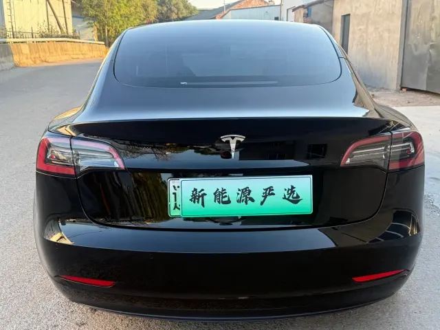 Tesla Model 3 — Фото автомобиля 5