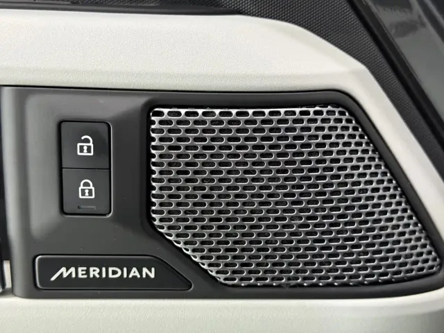 Land Rover Defender — Фото автомобиля 16