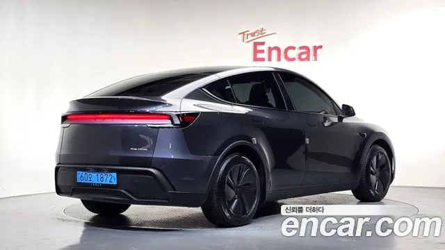 Tesla Model Y — Фото автомобиля 2