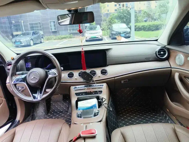 Mercedes-Benz E-Class — Фото автомобиля 12