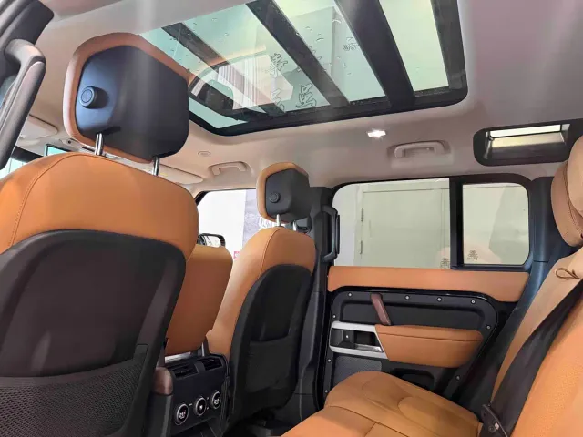 Land Rover Defender — Фото автомобиля 16