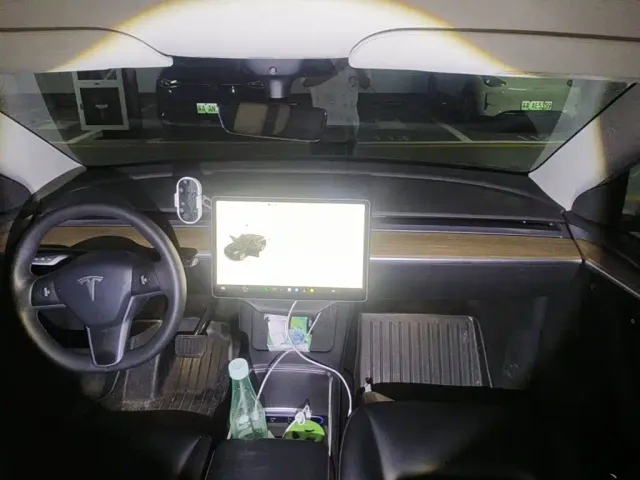 Tesla Model Y — Фото автомобиля 12