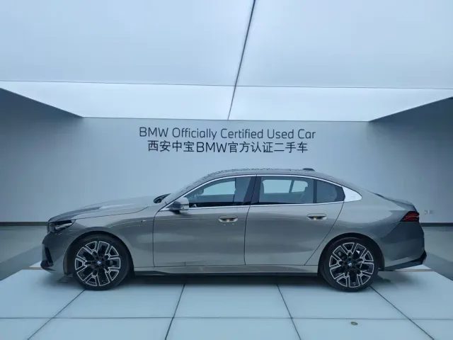 BMW 5 Series — Фото автомобиля 3