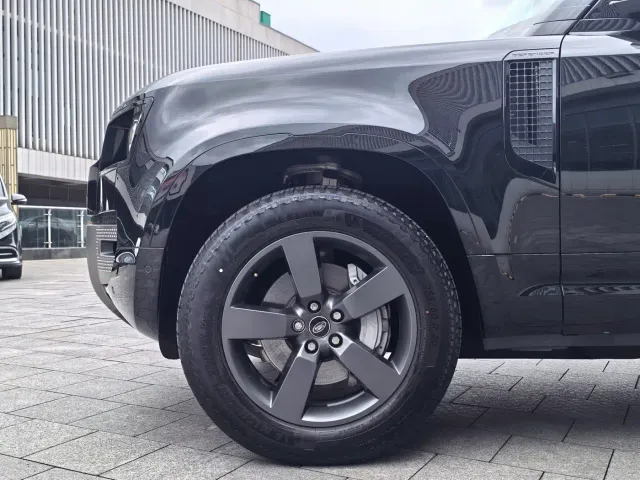 Land Rover Defender — Фото автомобиля 8
