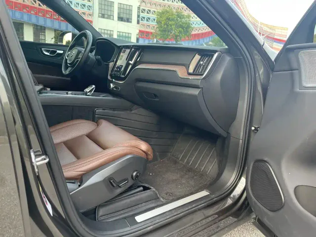 Volvo XC60 — Фото автомобиля 18