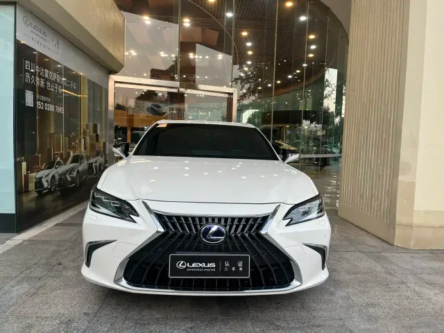 Фотография автомобиля — Lexus ES