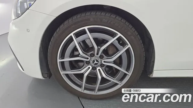 Mercedes-Benz E-Class — Фото автомобиля 5
