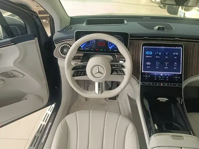 Mercedes-Benz EQE SUV — Фото автомобиля 10