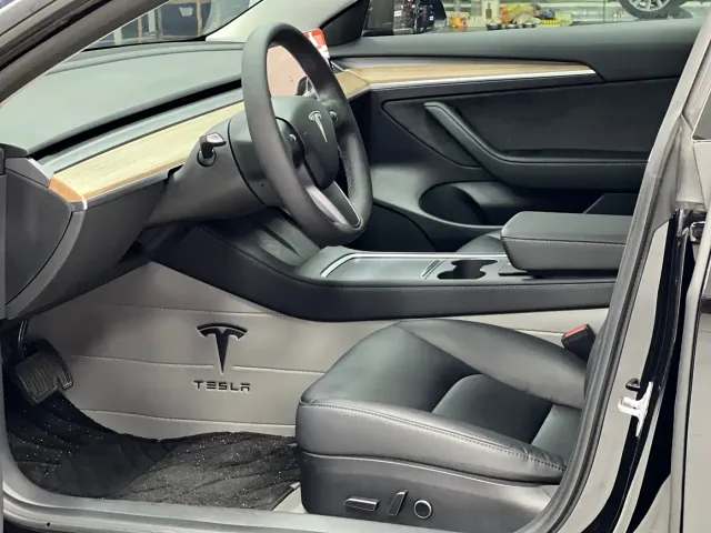 Tesla Model 3 — Фото автомобиля 4