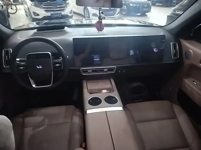 Li Auto L7 — Фото автомобиля 9