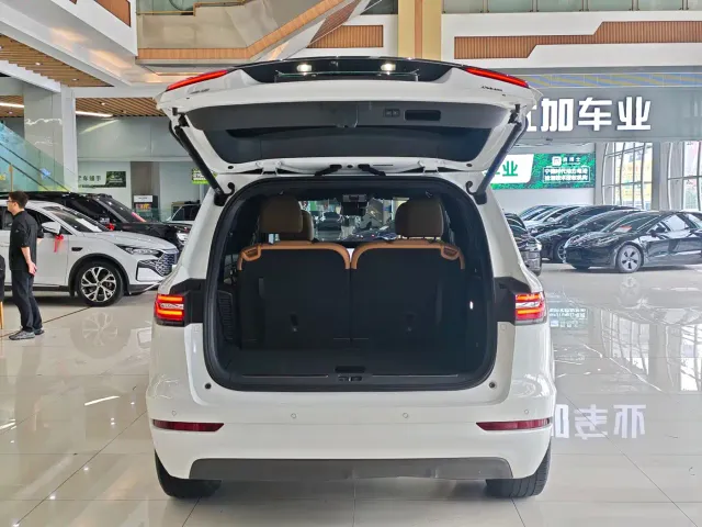 Li Auto ONE — Фото автомобиля 15