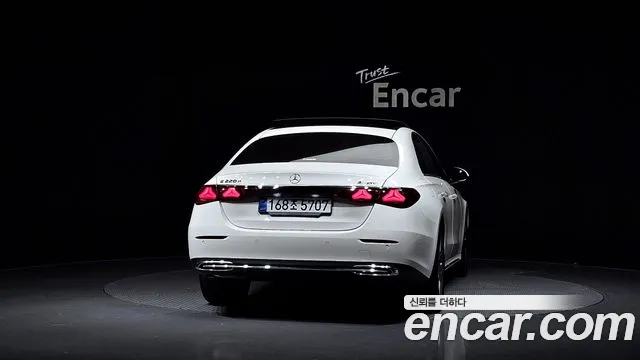 Mercedes-Benz E-Class — Фото автомобиля 4
