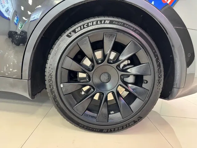 Tesla Model Y — Фото автомобиля 11