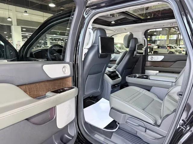 Lincoln Navigator — Фото автомобиля 9