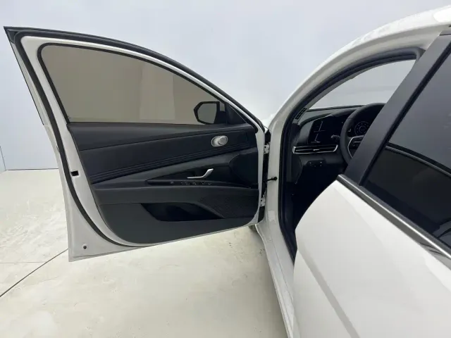 Hyundai Elantra 2022 1.5L CVT LUX Premium Edition — Фото автомобиля 9