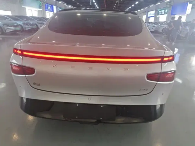 Xpeng P7 — Фото автомобиля 5