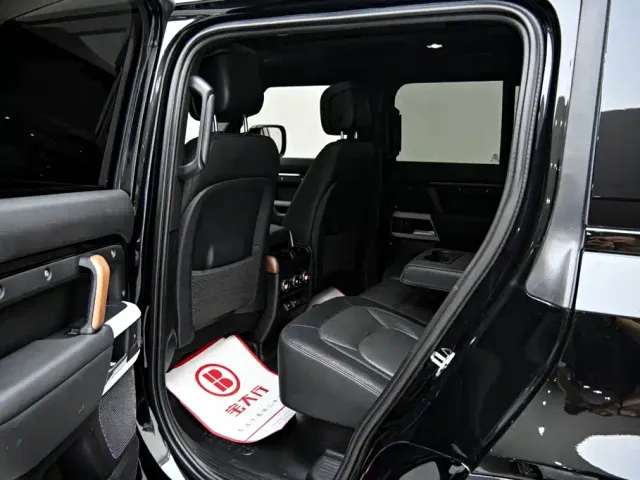 Land Rover Defender — Фото автомобиля 14