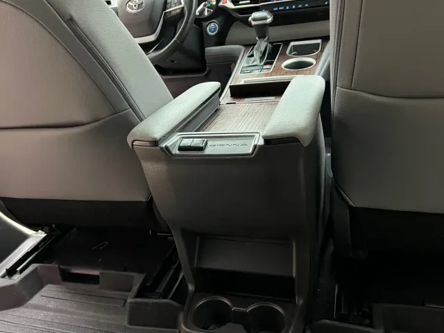 Toyota Sienna — Фото автомобиля 14