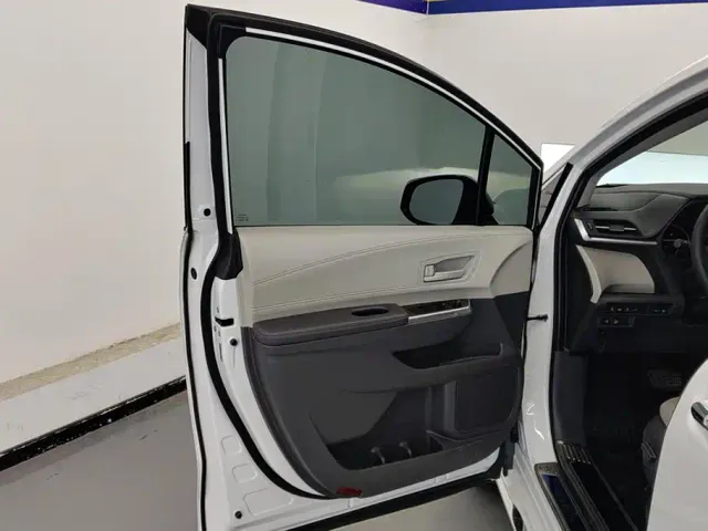 Toyota Sienna — Фото автомобиля 7
