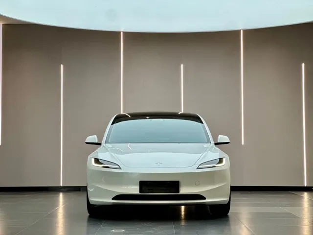 Tesla Model 3 — Фото автомобиля 2