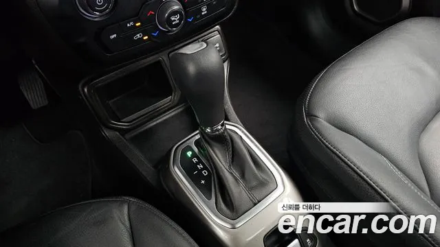 Jeep Renegade — Фото автомобиля 9