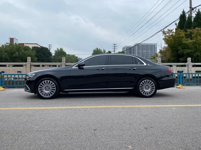 Mercedes-Benz E-Class — Фото автомобиля 3