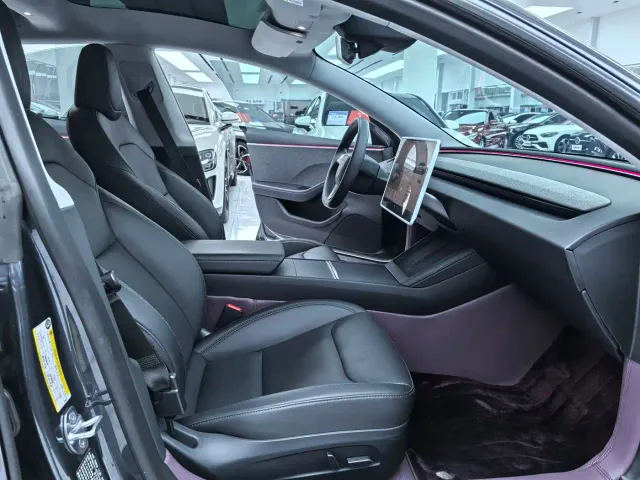 Tesla Model 3 — Фото автомобиля 12