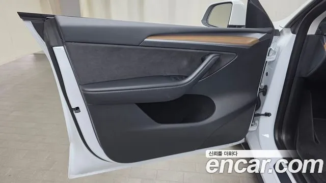 Tesla Model Y — Фото автомобиля 19
