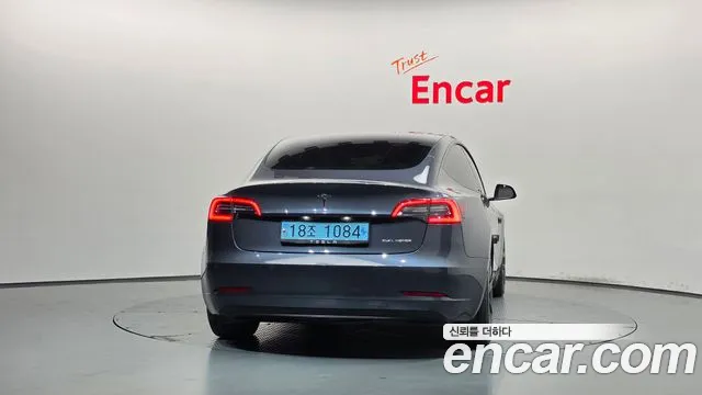 Tesla Model 3 — Фото автомобиля 4