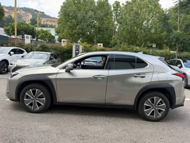 Lexus UX — Фото автомобиля 4