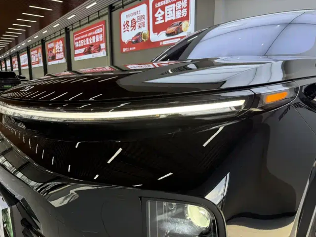 Li Auto L8 — Фото автомобиля 11