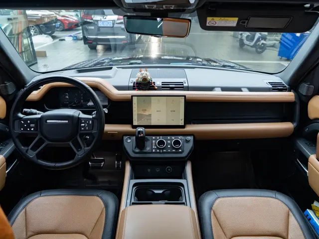 Land Rover Defender — Фото автомобиля 16