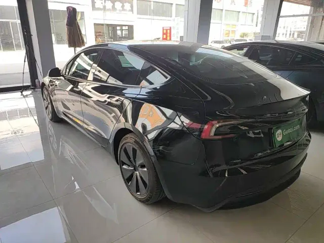 Tesla Model 3 — Фото автомобиля 4