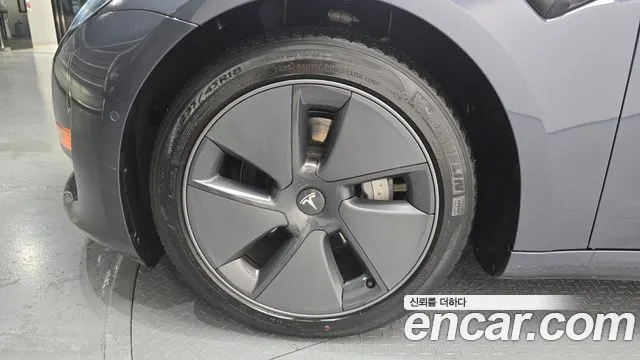 Tesla Model 3 — Фото автомобиля 5