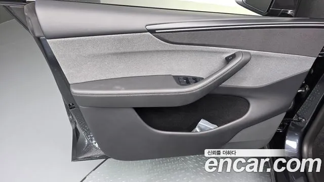 Tesla Model Y — Фото автомобиля 24