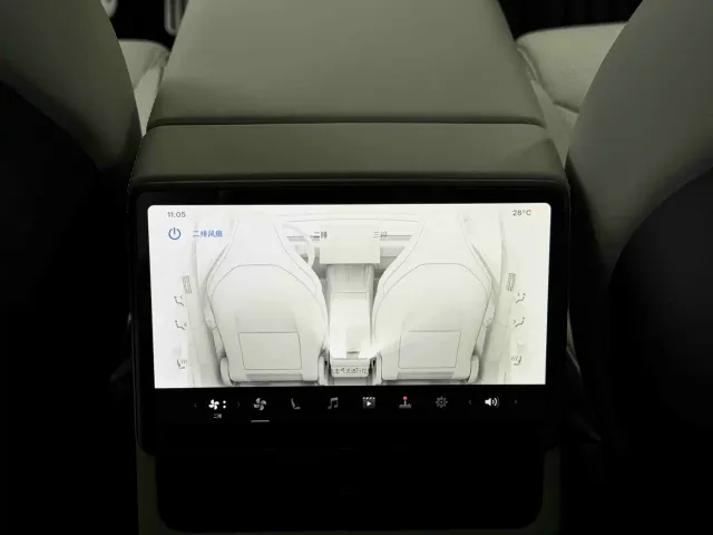 Tesla Model Y L — Фото автомобиля 13