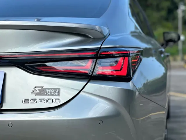 Lexus ES — Фото автомобиля 8